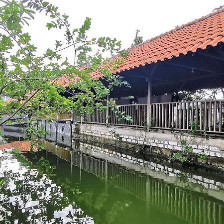 Hotel Aqiilah Syariah Lamongan Exteriör bild